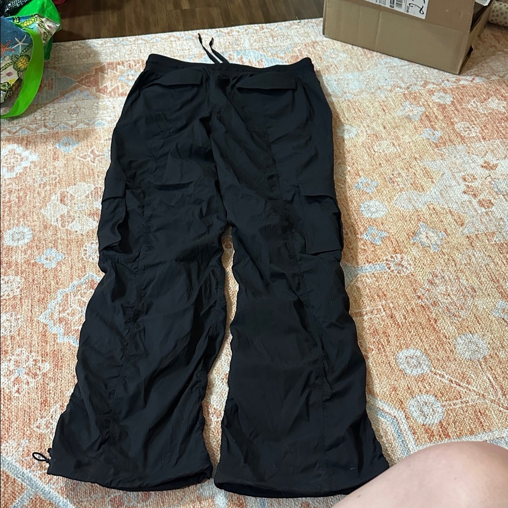 Lululemon Dance Studio Relaxed-Fit Mid-Rise Cargo Pant
Black W5GILS like new Med - Picture 5 of 8